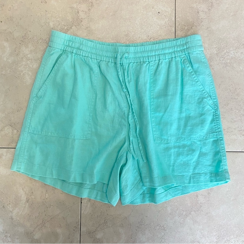 J. Crew Sea foam green Women's Cargo Shorts NWT size small